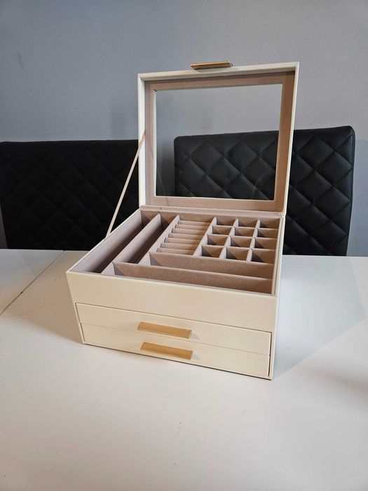 Jasna szkatułka kuferek organizer do przechowywanie biżuterii prezent