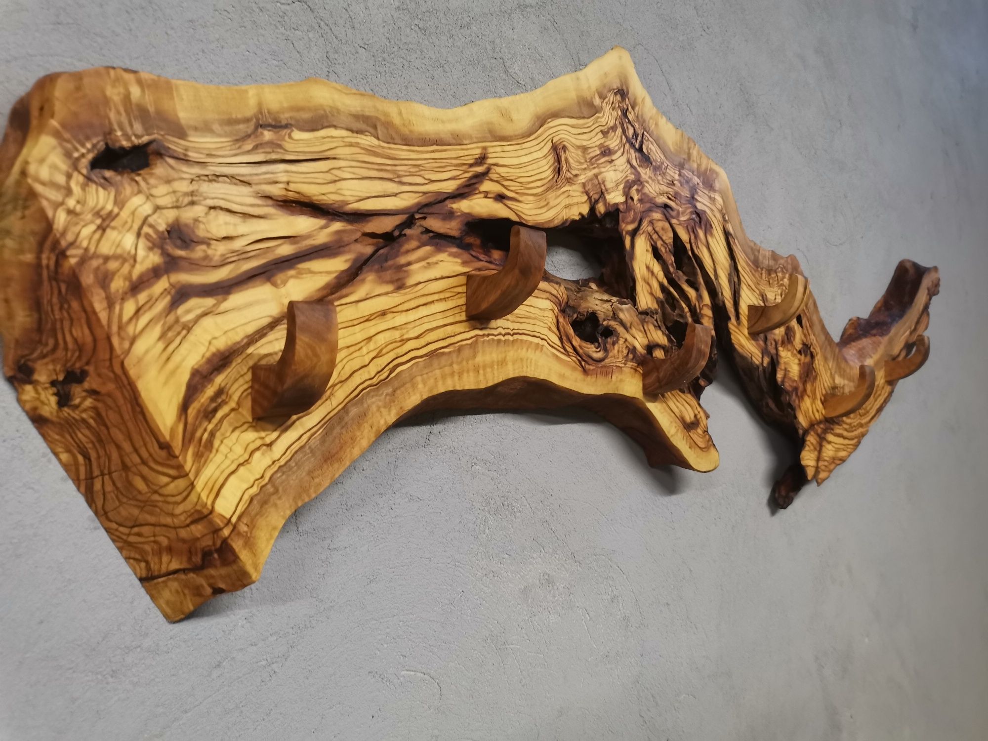 Wieszak drewniany drewno oliwne loft