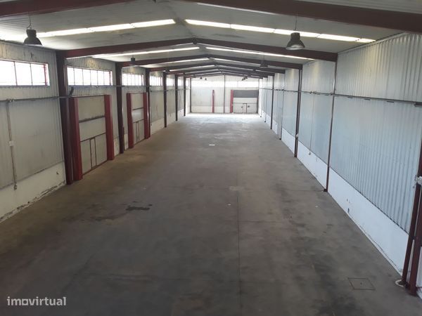 Armazém (1 300 m2) localizado na zona industrial de Albergaria-A-Velha