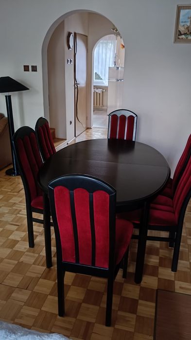 Rozkładany stół z 6 krzesłami oraz stół z 4 krzesłami