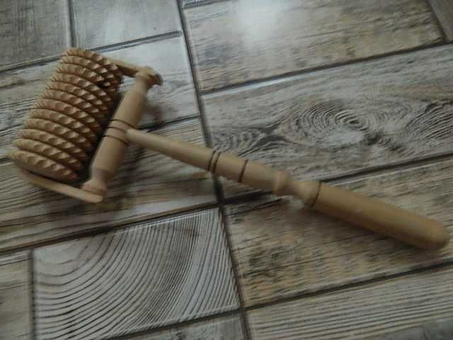 Массажер с ручкой. дерево.