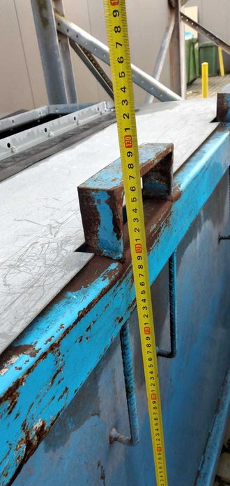 Kontener metalowy z otwieranym dnem i uszami