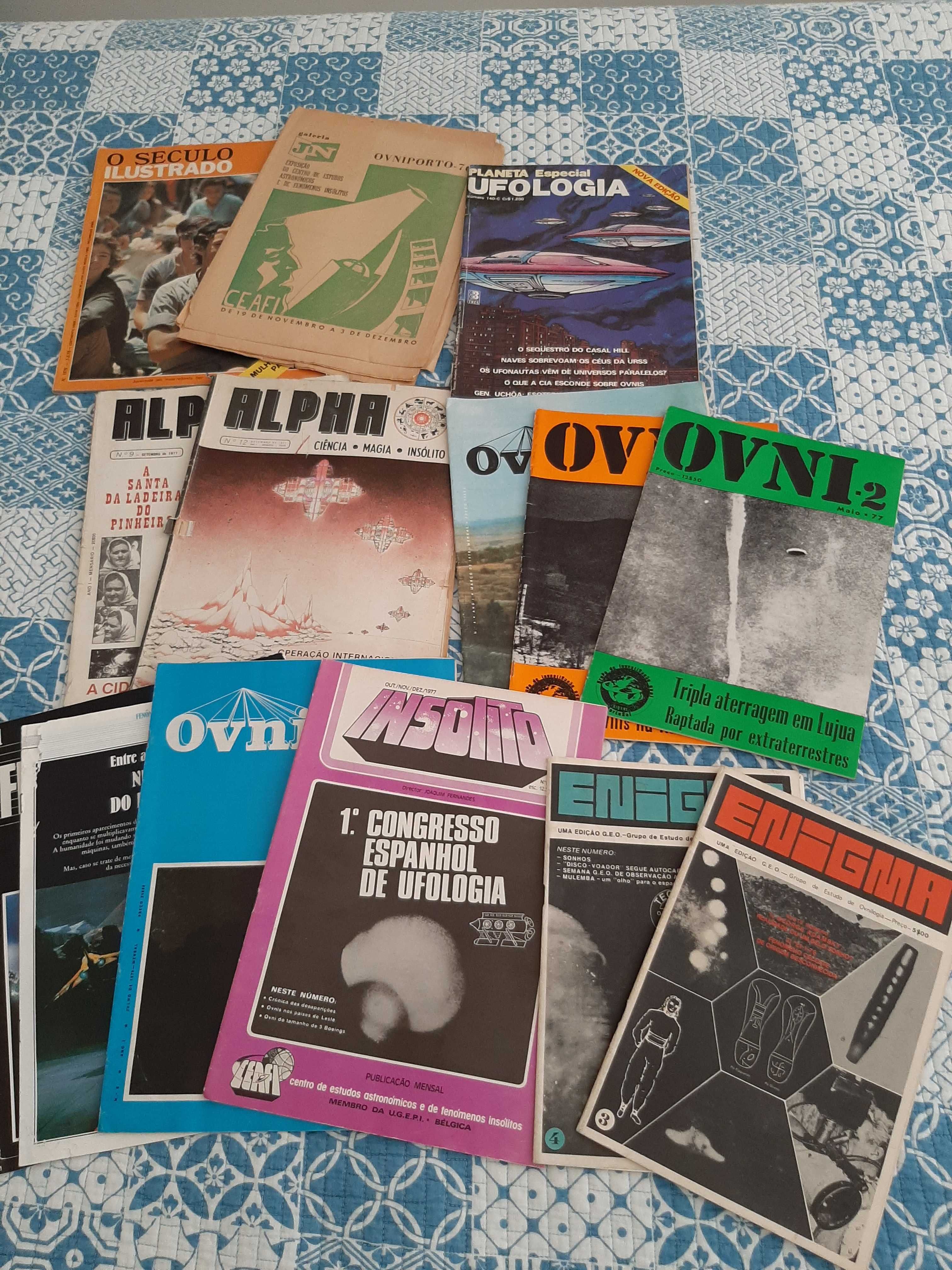 Vendo revistas antigas sobre o oculto, mistério...
