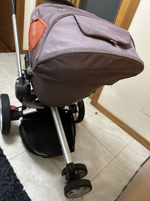 Carrinho preto e verde marca Quinny