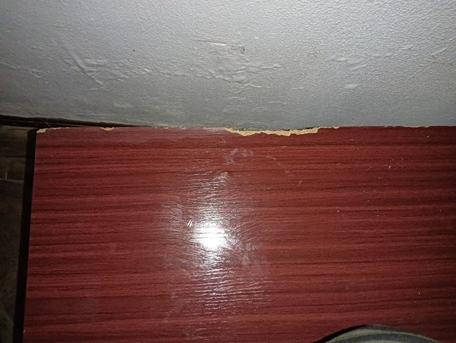 Comoda com algumas marcas de uso