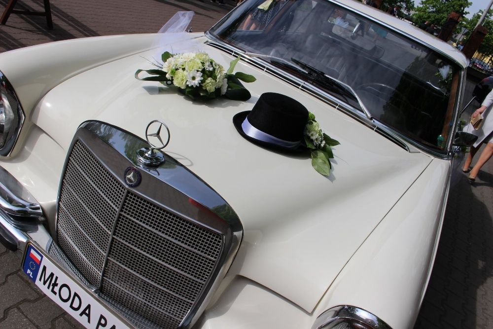 Dekoracje na samochód ślubny ślub żywe kwiaty welon kapelusz cylinder