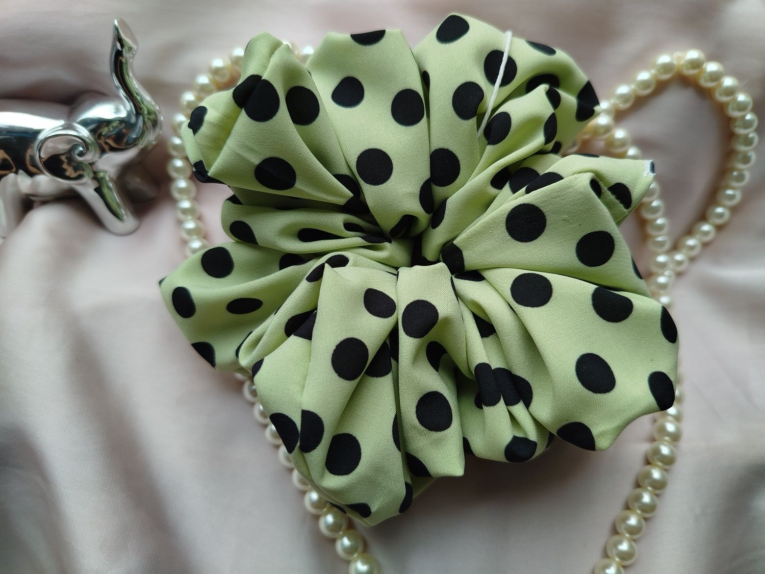 Gumka scrunchie silki limonka w czarne kropki