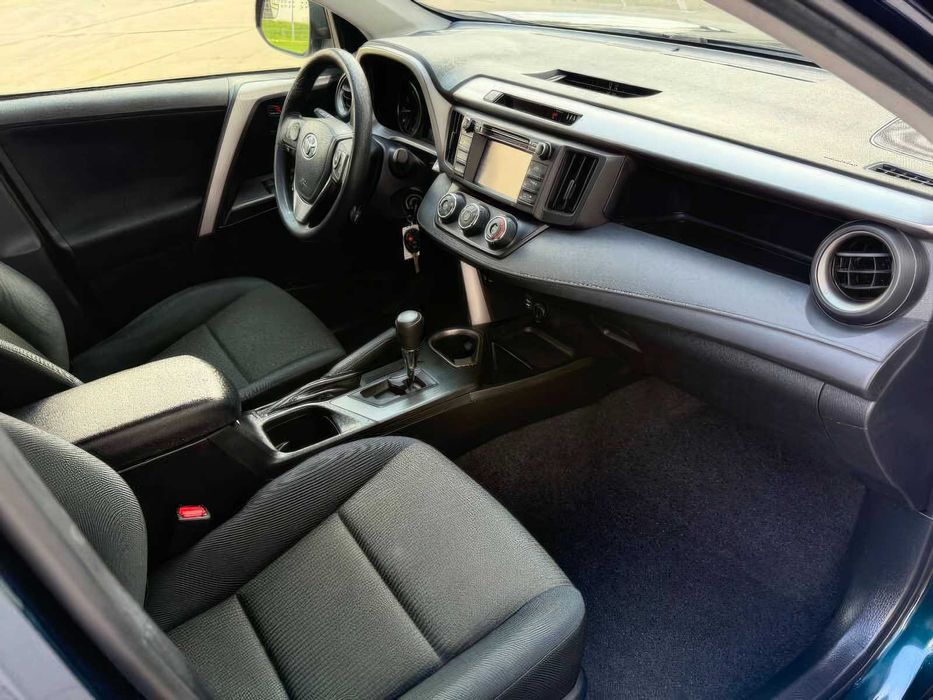 Toyota RAV4 LE      2017