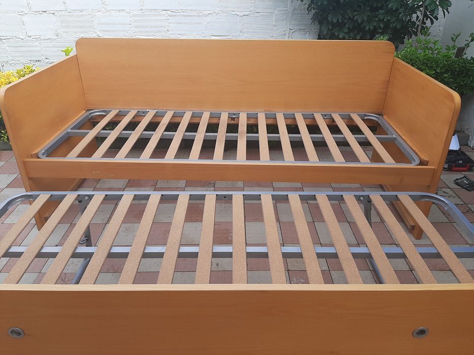 Cama de solteiro, com gaveta com cama. Em madeira aglomerado