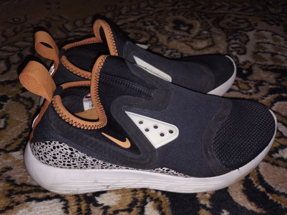 Кросівки Nike Wmns LunarCharge Safari