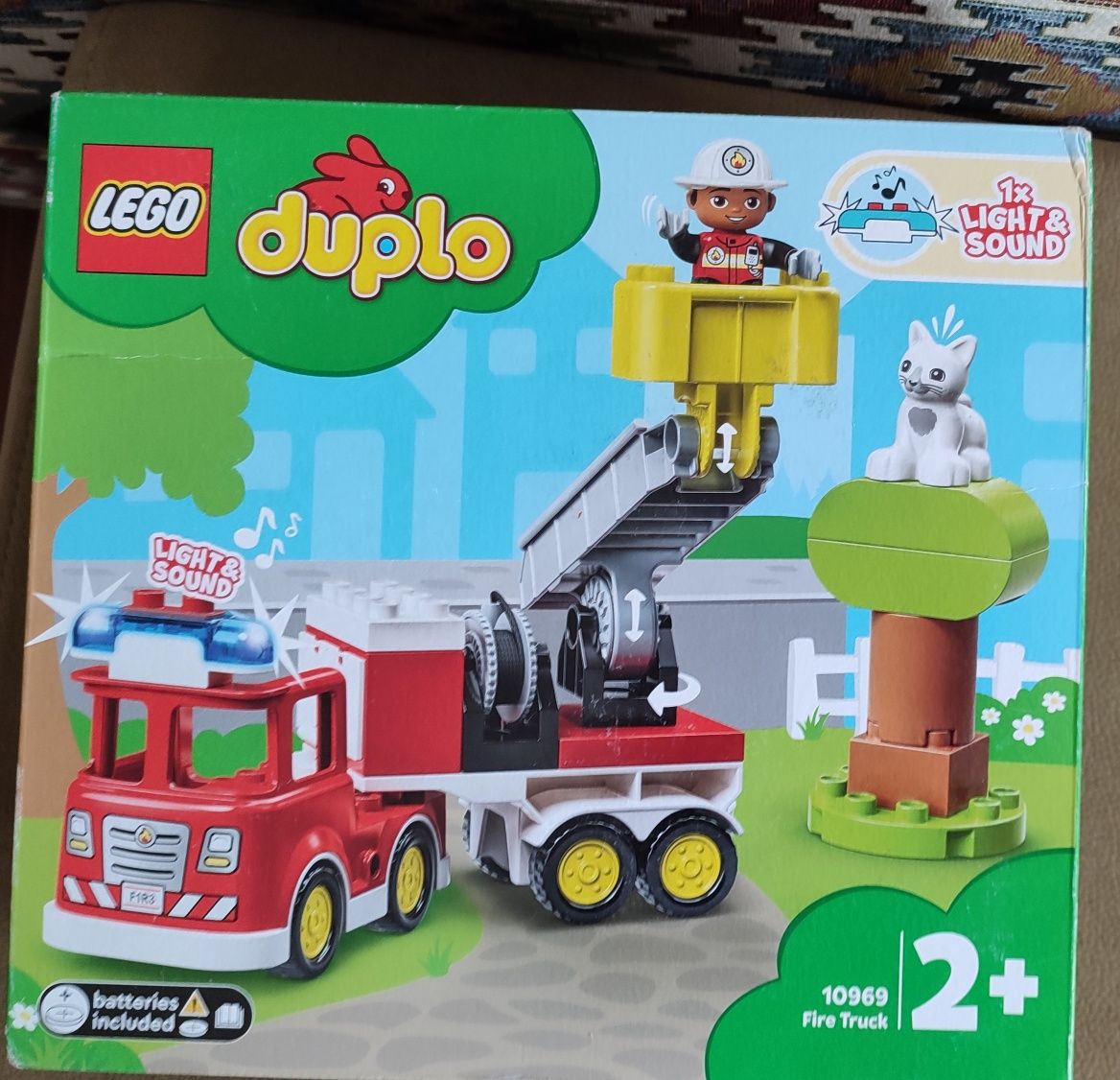 Lego Duplo wóz strażacki z syreną (i kotkiem)