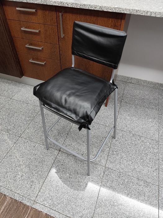 Duas cadeiras de pequeno almoço pelo preço de uma