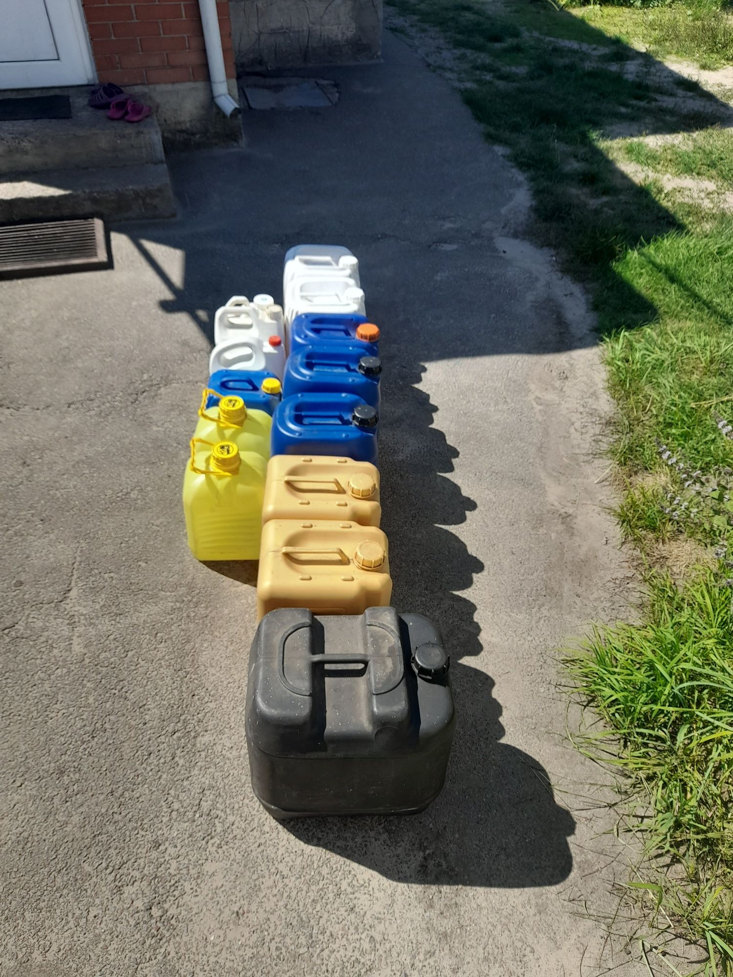 Продам каністри пластмасові