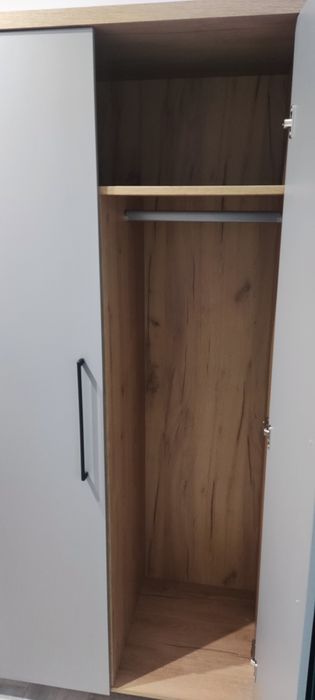 Duża szafa dwudrzwiowa z drążkiem i półkami