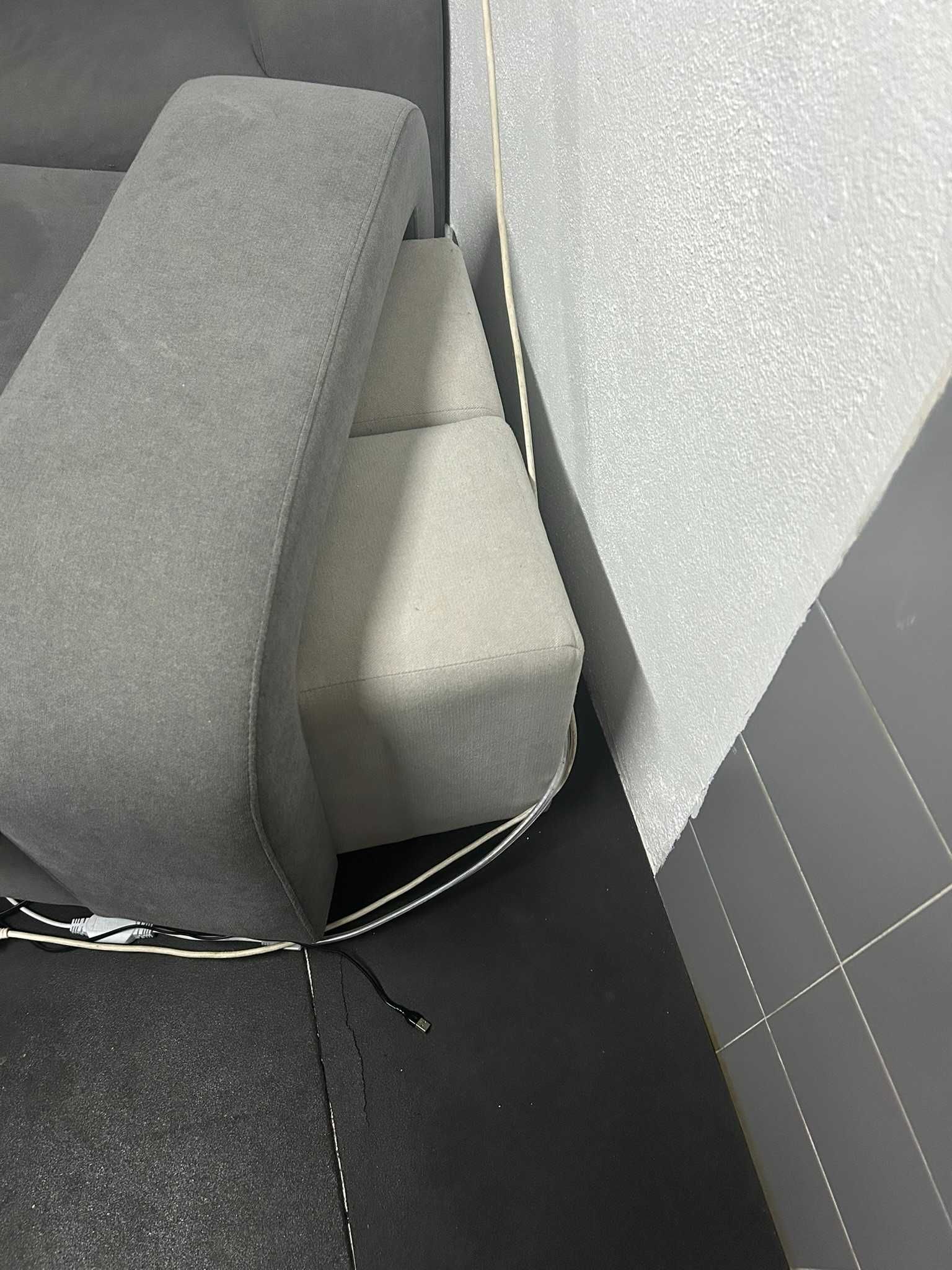 Sofá Cinza Escuro com Chaise Longue + 2 Pufes/Bancos brancos