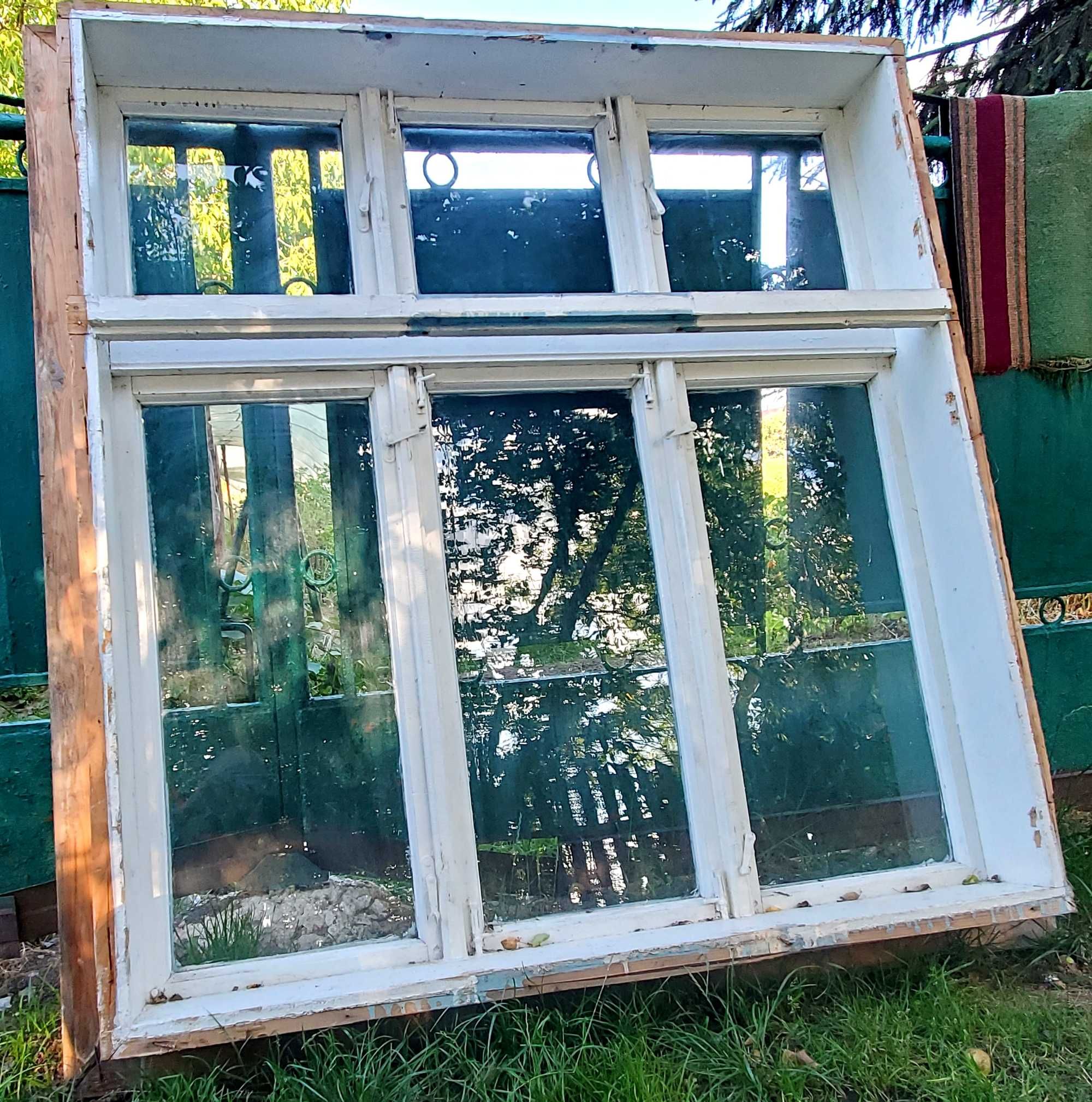 подвійне дерев'яне вікно (подвійне тільки одне, решта односторонні)