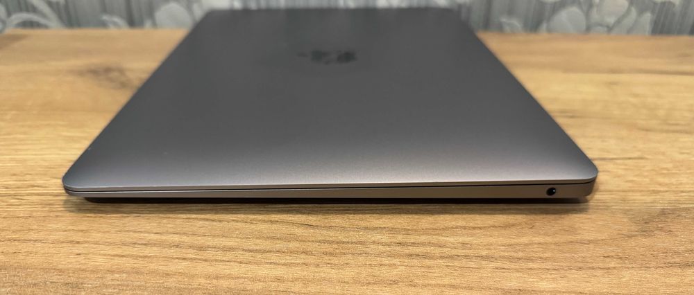 MacBook Air 13 2020 M1 8GB RAM 256GB SSD Space Gray