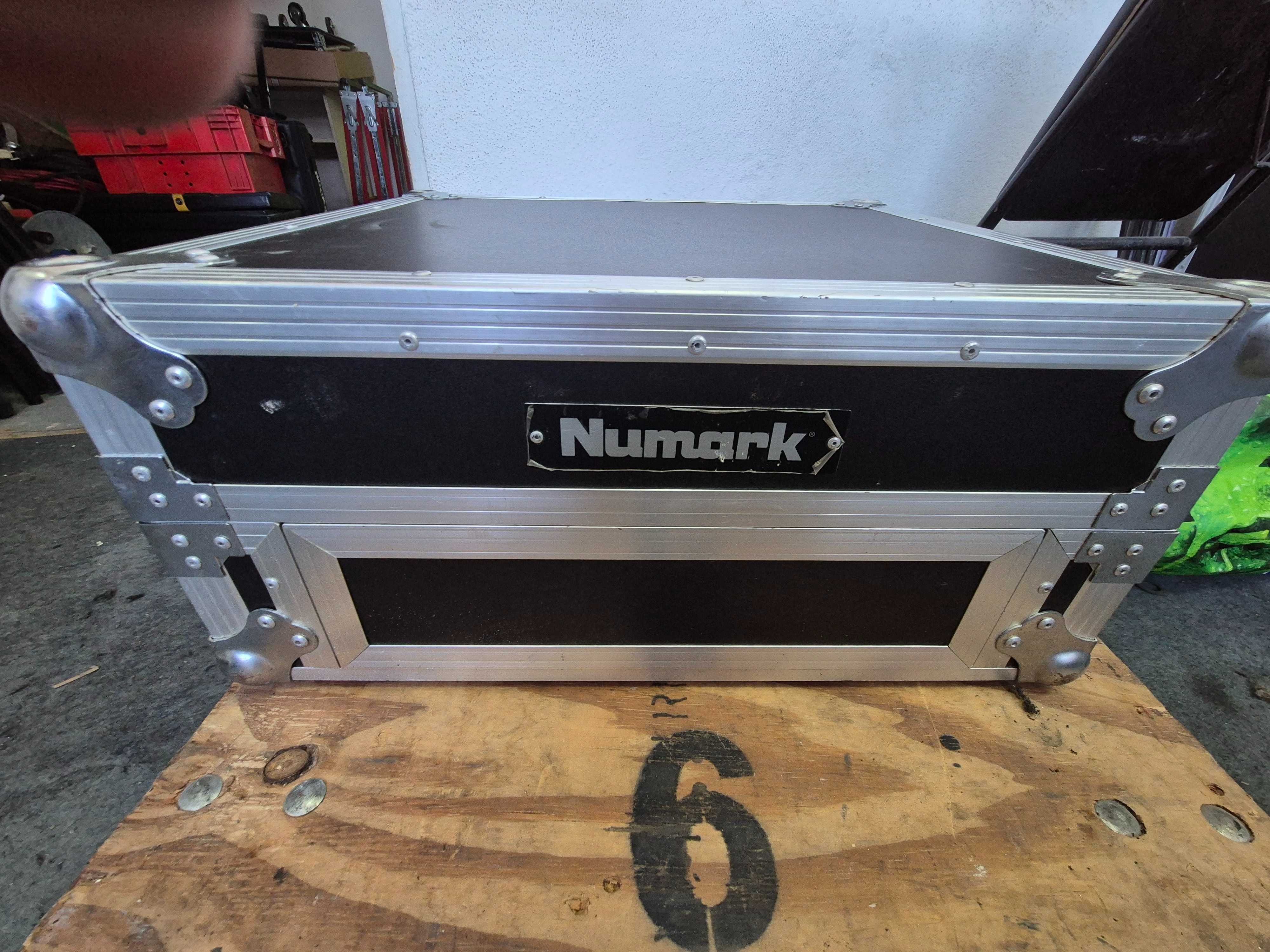 Mesa DJ NUMARK HDMIX Hard Drive Mixing Station com Fligt-Case