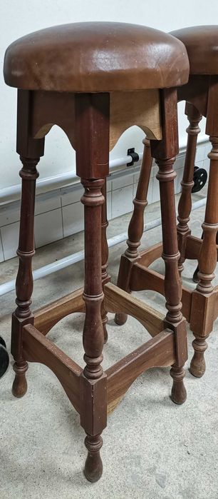 Bancos em madeira de Mogno forrados a pele