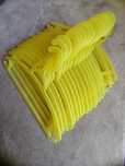 Lot de 19 cabides disponível em cinza e amarelo