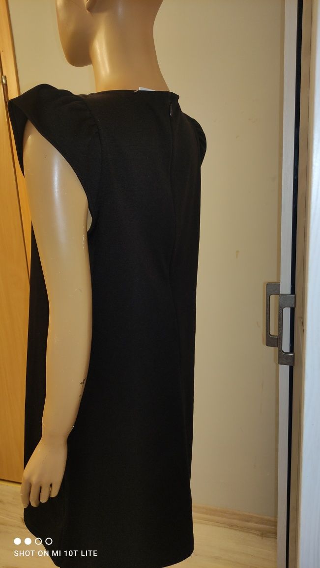 Czarna sukienka z falbankami na ramionach