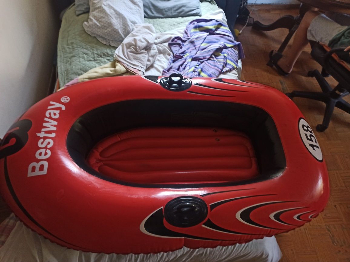 Barco insuflável pequeno