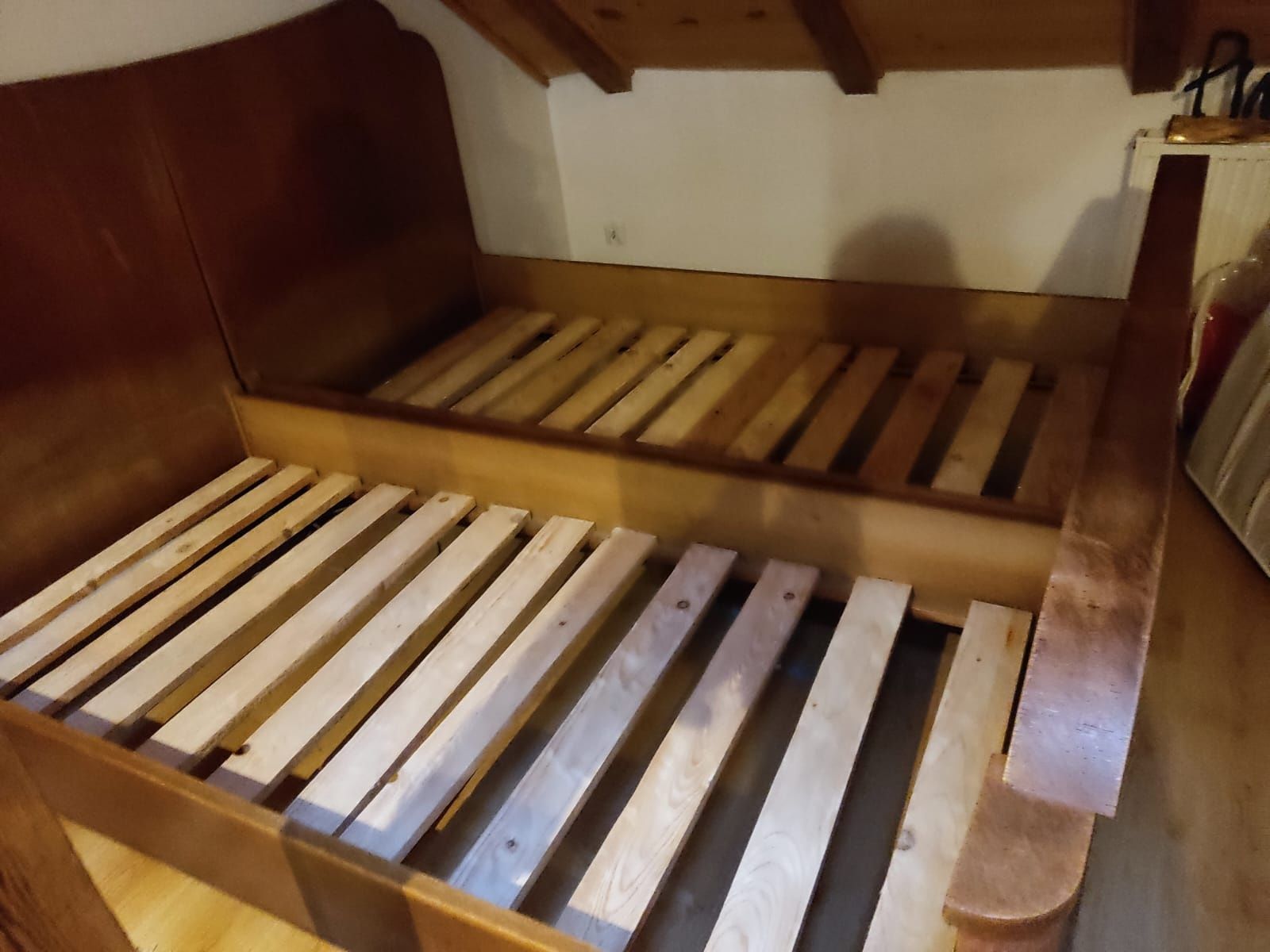 Dwuosobowe łóżko drewniane z materacami