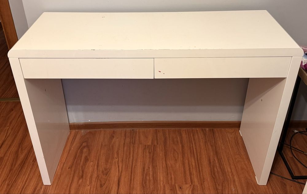 Biala konsola biurko z szufladami