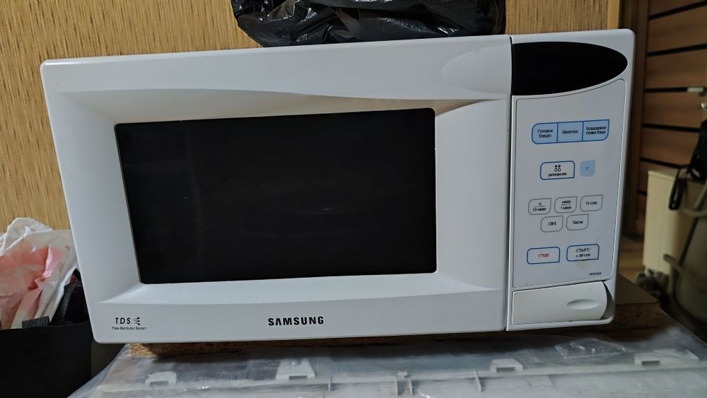 Мікрохвильова піч б/в Samsung M1833NR