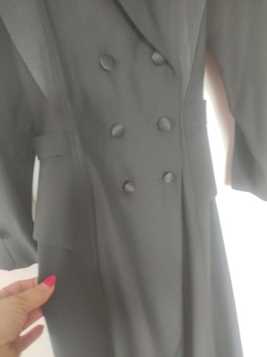 Sukienka zapinana na guziki, dwurzędowa