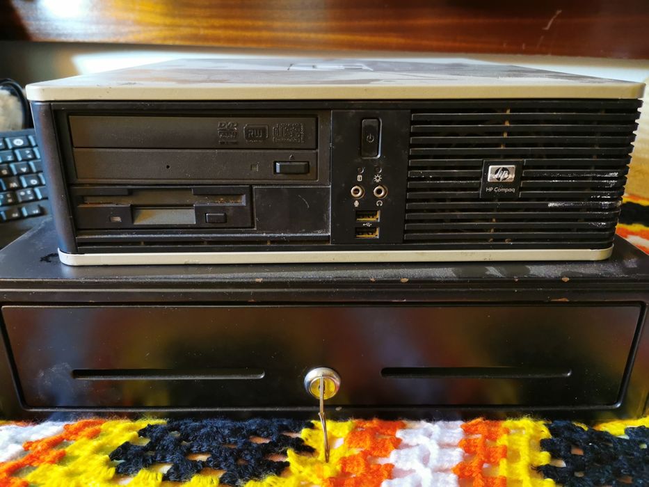 POS - Caixa registadora com monitor touch, PC e impressora