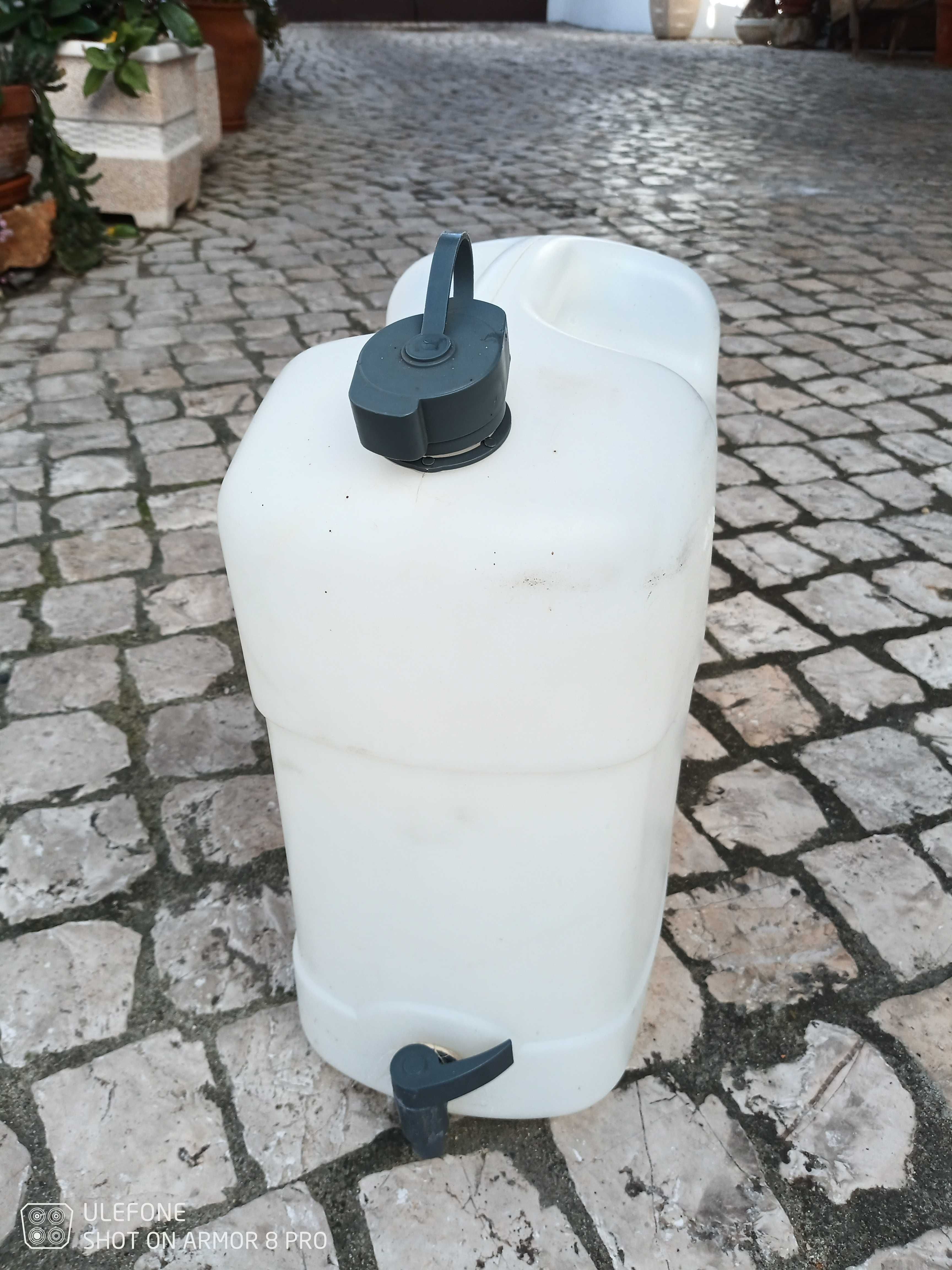 Jerrican de plástico transparente com torneira de descarga, 20 litros