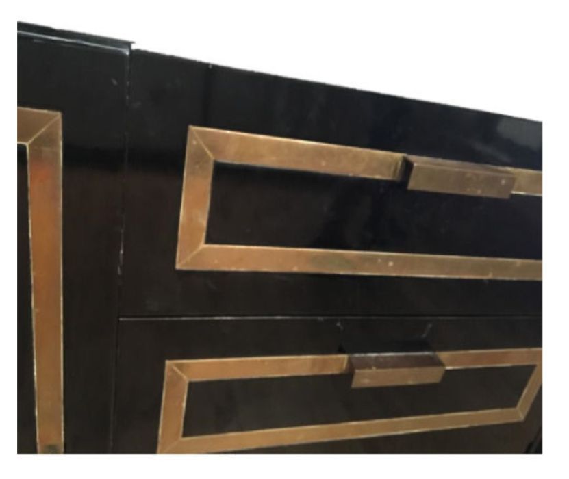 Aparador preto brilhante e dourado