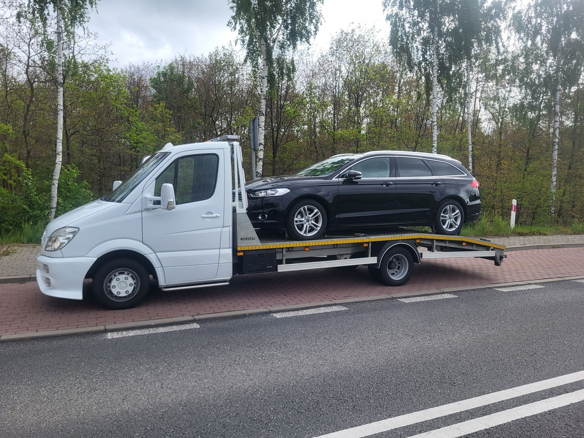 Transport maszyn , pomoc drogowa , auto holowanie , autolaweta .