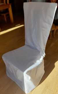 Białe pokrowce na krzesła
