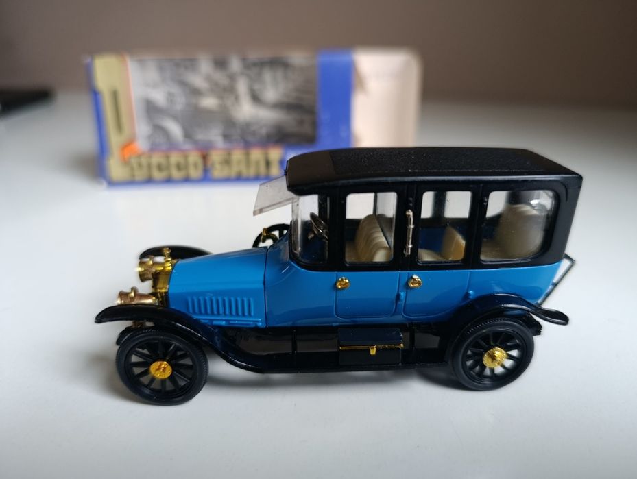 модель 1/43  Руссо Балт