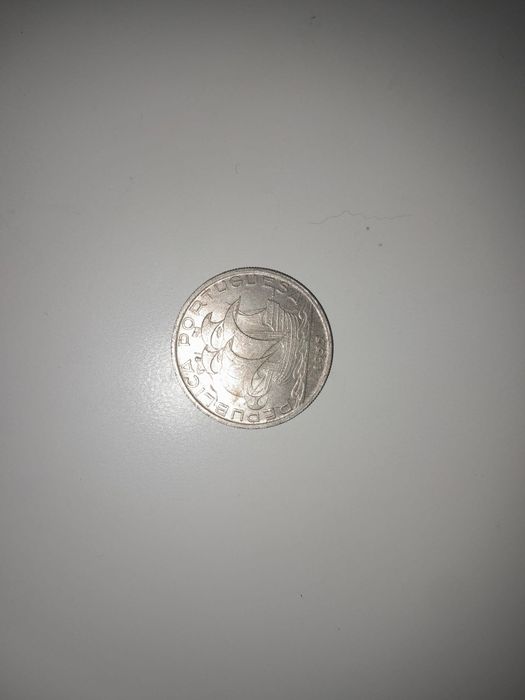 Uma moeda de 10 escudos de 1955