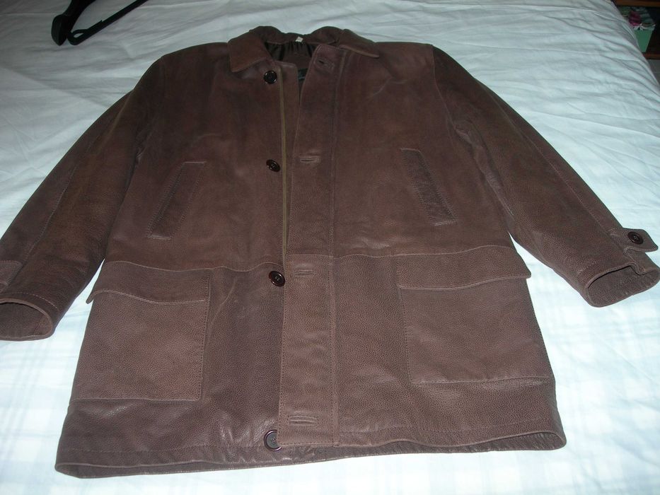 Casaco castanho de pele verdadeira.