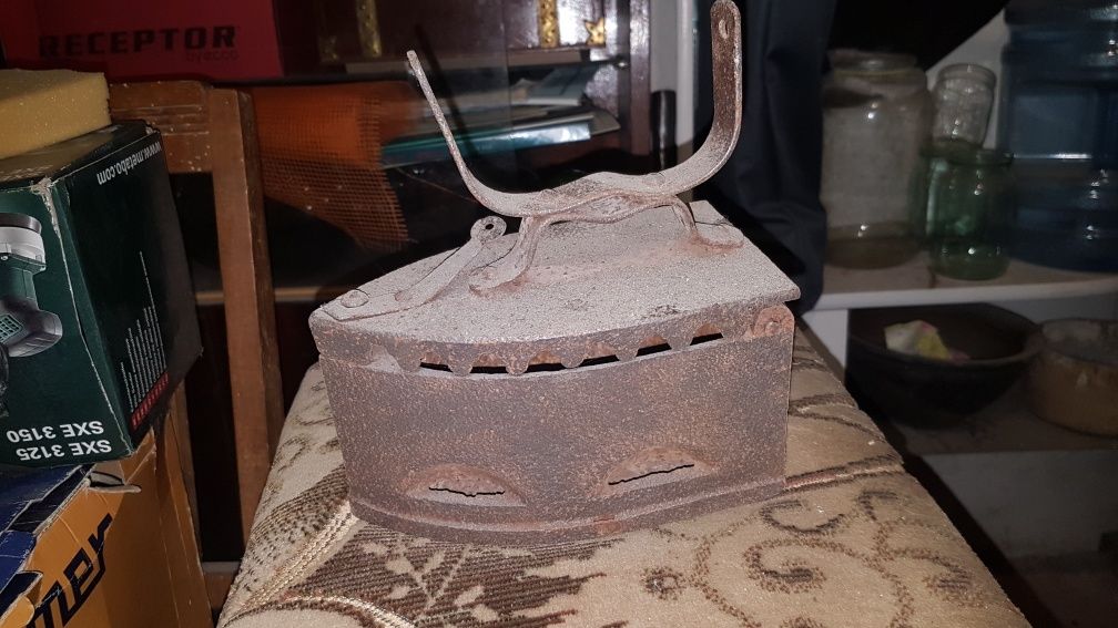 Утюг старинний на вугілля .