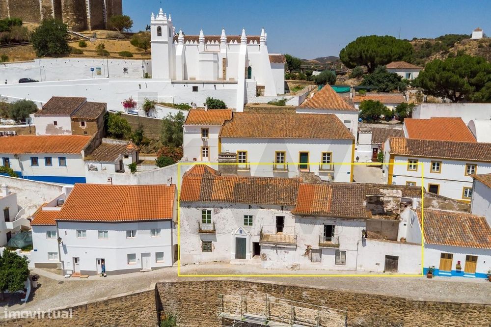 Moradia no centro de Mértola com Páteo, Terraço e Vista Rio