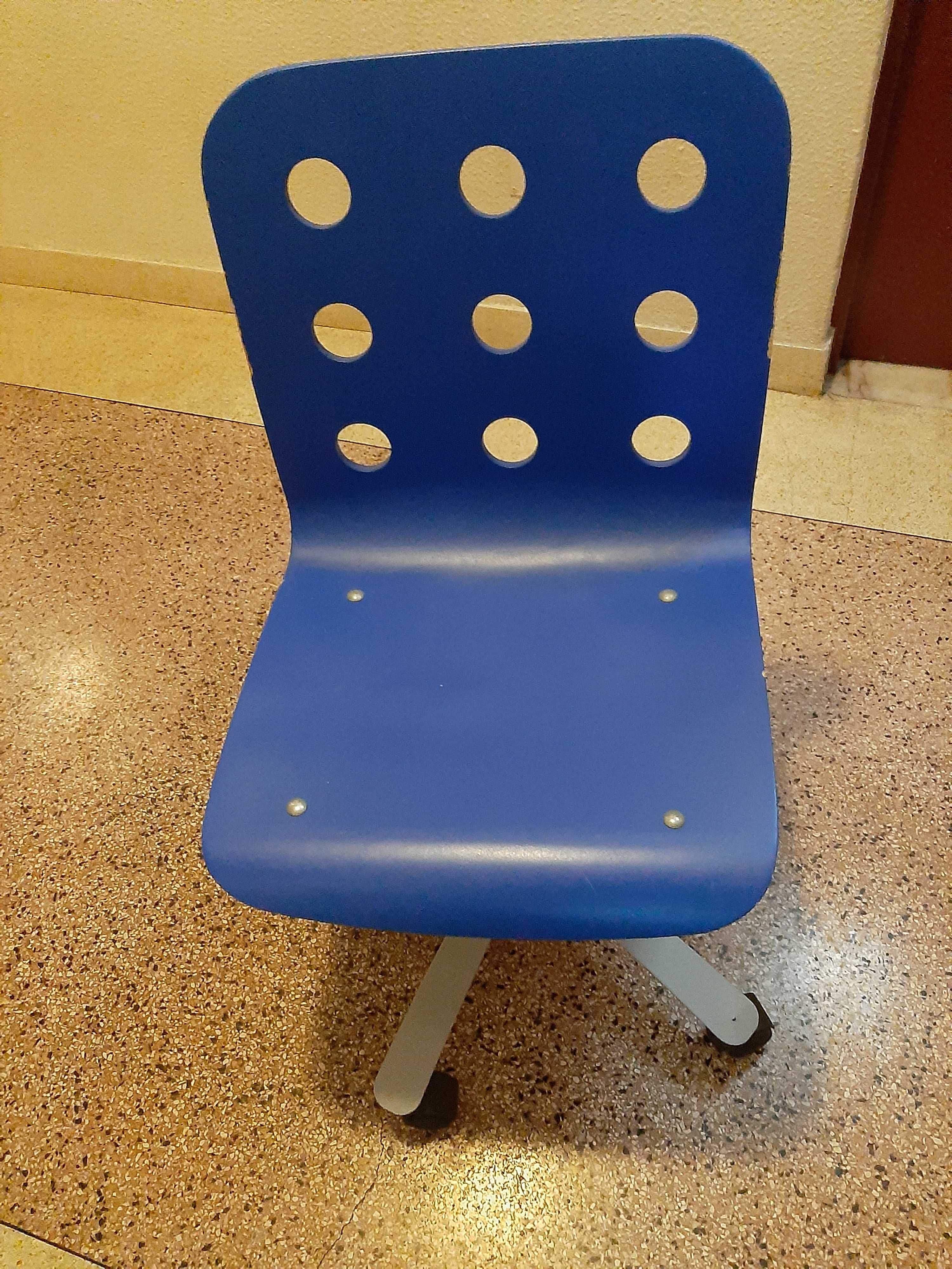Cadeira Ikea com rodas azul