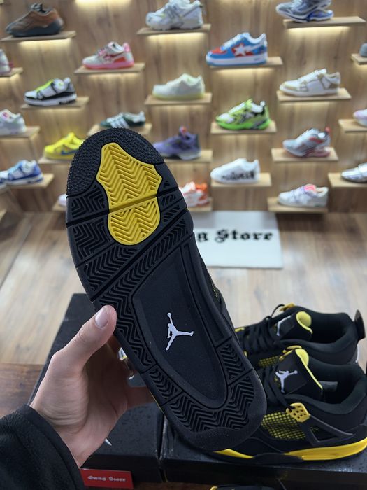 Кросівки Nike Air Jordan 4 Thunder Yellow Retro