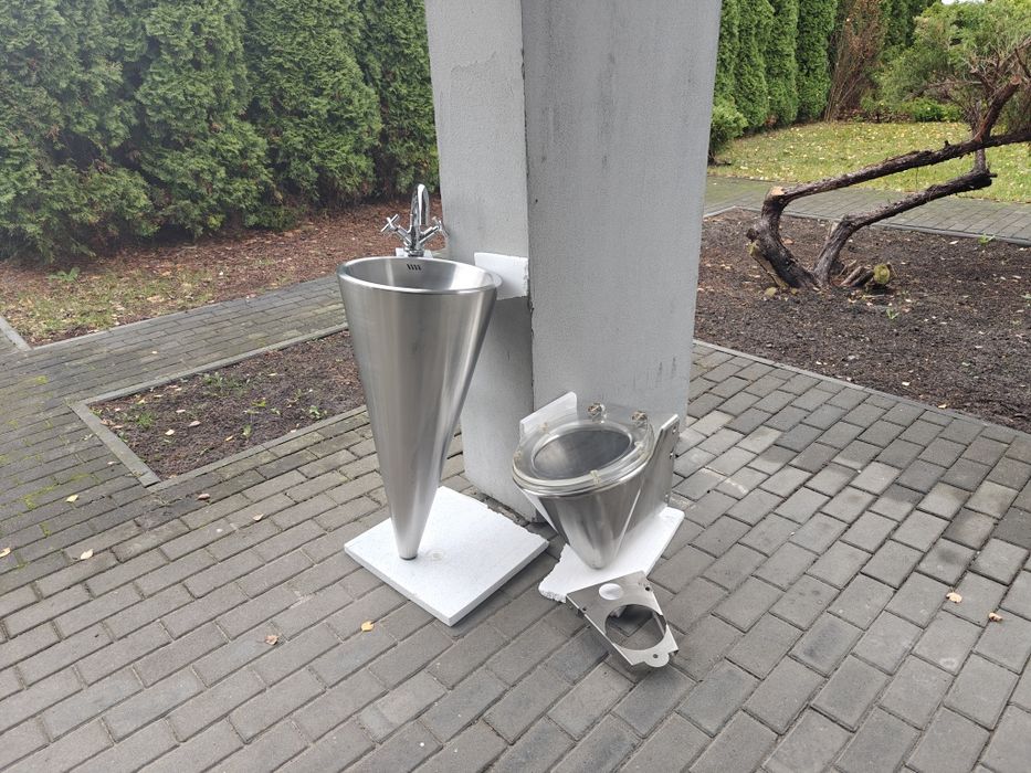 Umywalka i WC ze stali nierdzewnej.