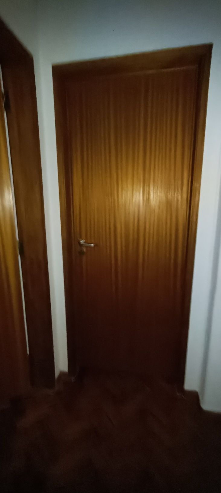 Portas em madeira com aduelas e puxadores e dobradiças tupei