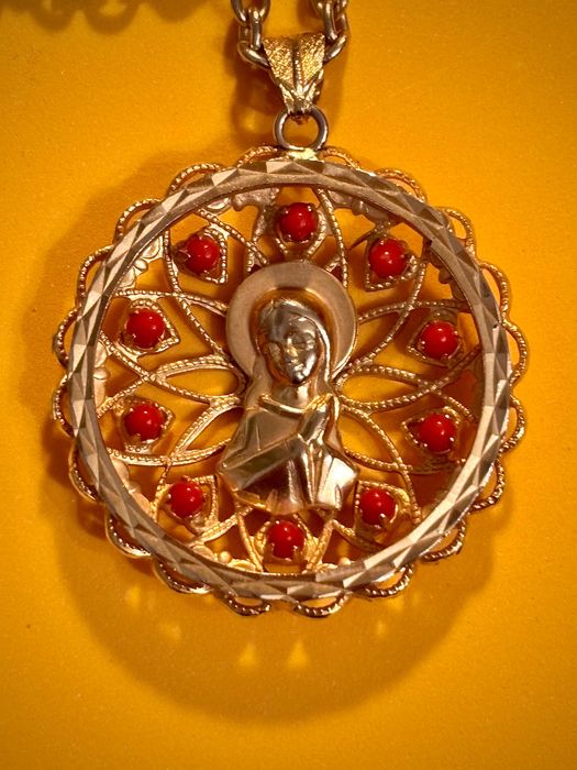 Wisiorek duży-medalion z Maryjką, średnica 4 cm, dwustronny, pozłacany