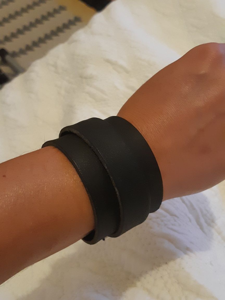 Pulseira goth em pele