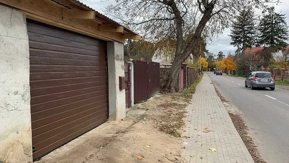 Автоматичні ролетні економ ворота в гараж і повноцінні секційні ворота