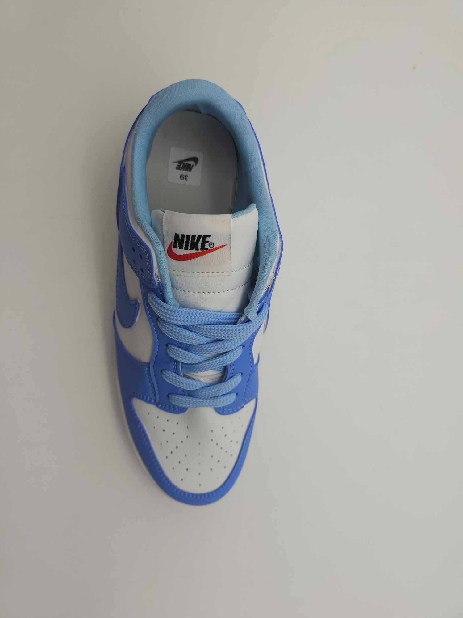 Ténis modelo Dunk branco com azul bebé