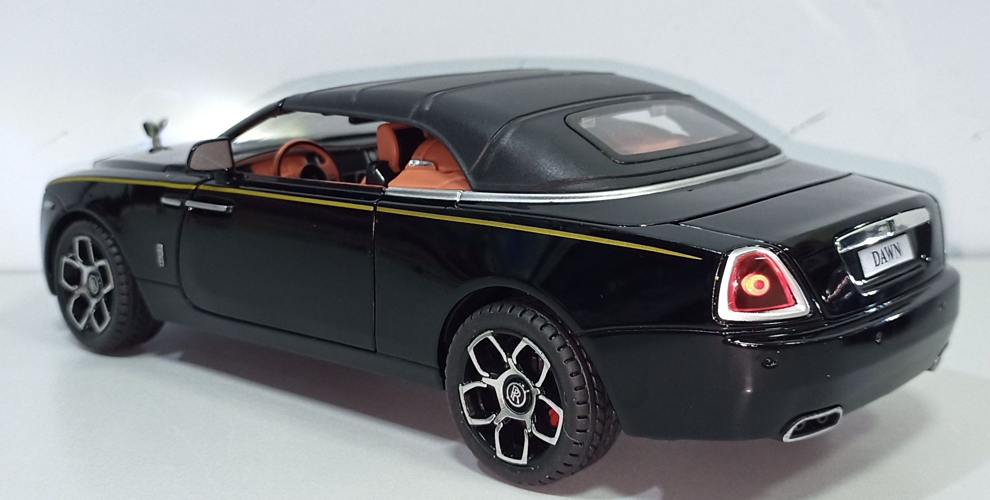 Rolls-Royce DAWN модель 1:24 NEWAO Toys. Металл, звук, свет.