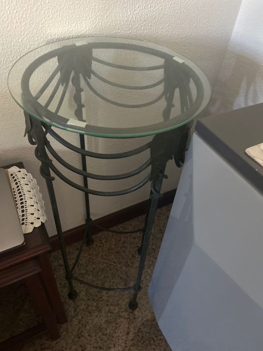 Mesa decorativa de ferro e vidro